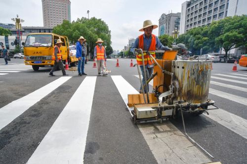 株洲城區(qū)道路交通標志標線“補妝”迎“創(chuàng)文”檢查 提升道路安全與文明