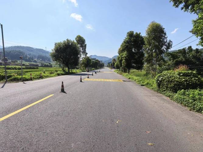 道路標線 繪就群眾出行的“平安線”